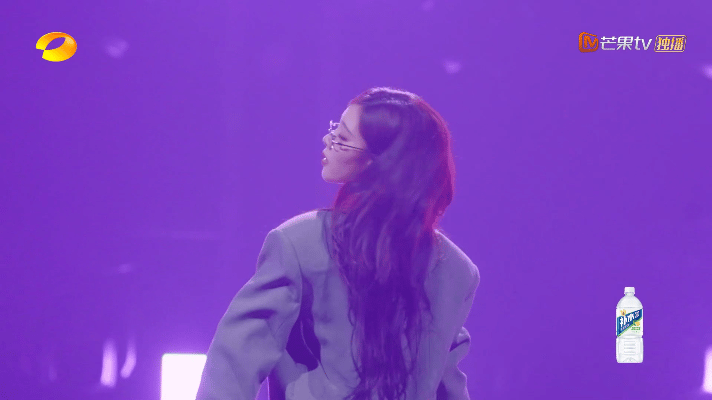 宋妍霏going人的事顺手做了随手一跳就是名场面！制服搭眼镜甜酷感拉满，每个动