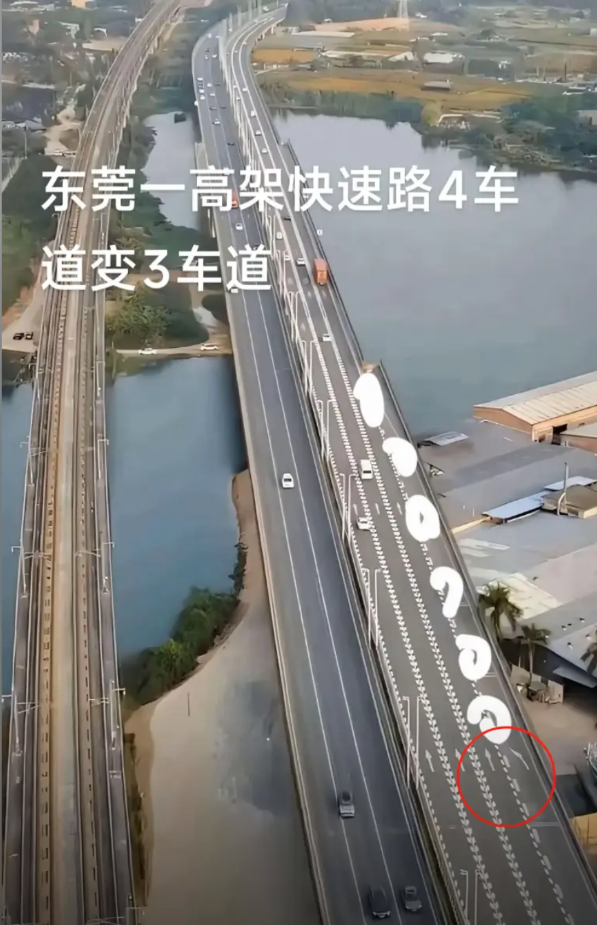 东莞高速四车道变三车道，其实仔细看，路边有醒目的标志的，那么大的一个左拐箭头，还