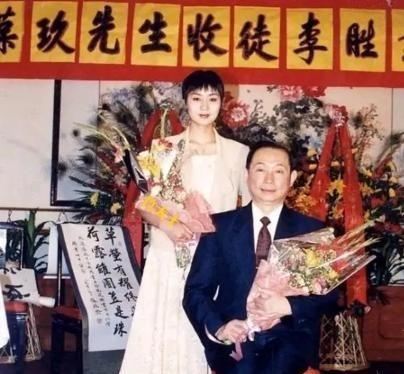 这是1995年，梅葆玖先生收李胜素为徒时的合影。当时李胜素29岁，梅葆玖