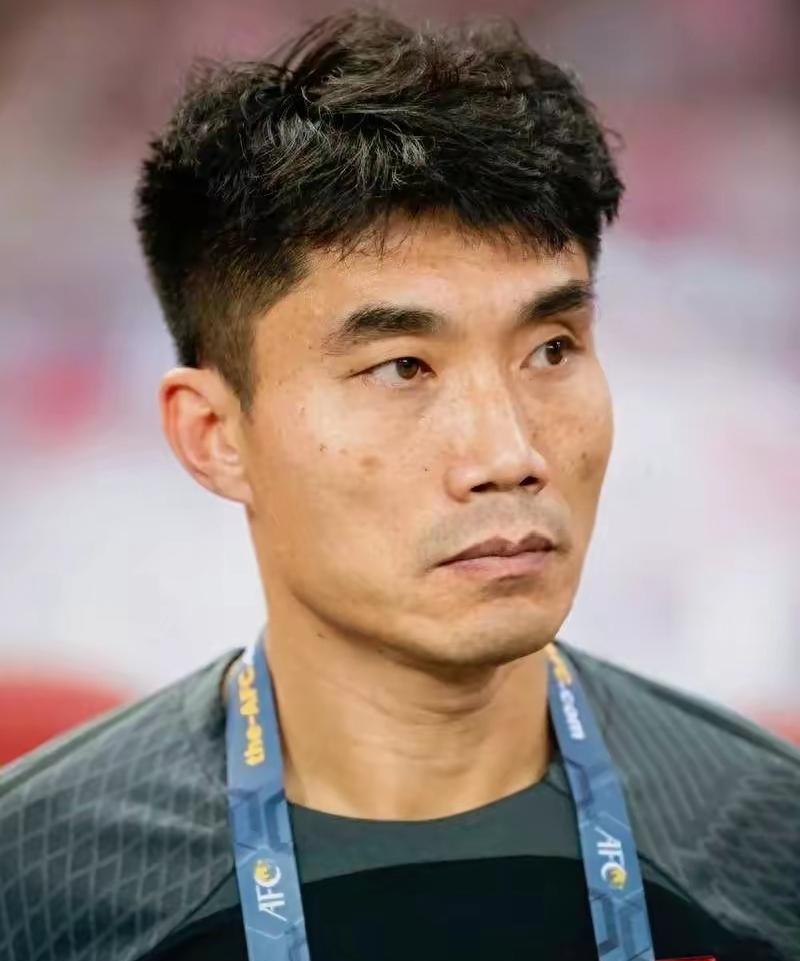 国足选帅再度成为焦点话题，此次本土教练成为首要选项，高洪波和郑智被多次提及。高