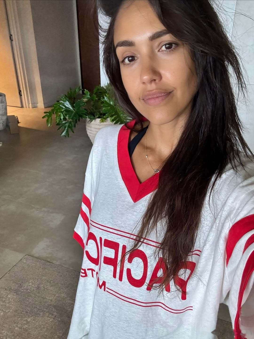 jessicaalba杰西卡阿尔芭分享更多在南半球的生活照，工作+锻炼+享受当