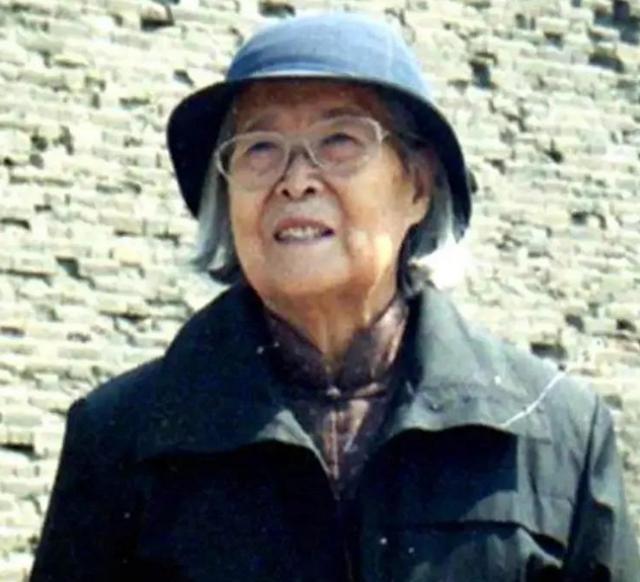 1949年，北平和平解放，傅作义的女儿傅冬菊是大功臣，可就在全国解放后，傅冬菊却