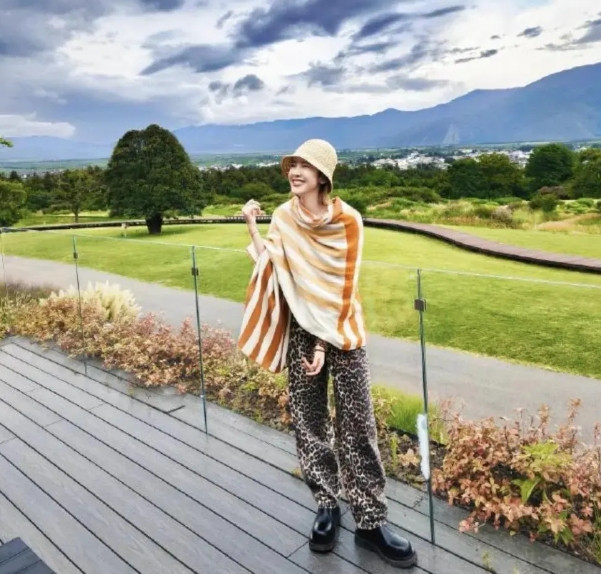 张若昀唐艺昕夫妇云南游玩，两人体验采菌子被偶遇，唐艺昕晒采菌成果五颜六色摆满桌。
