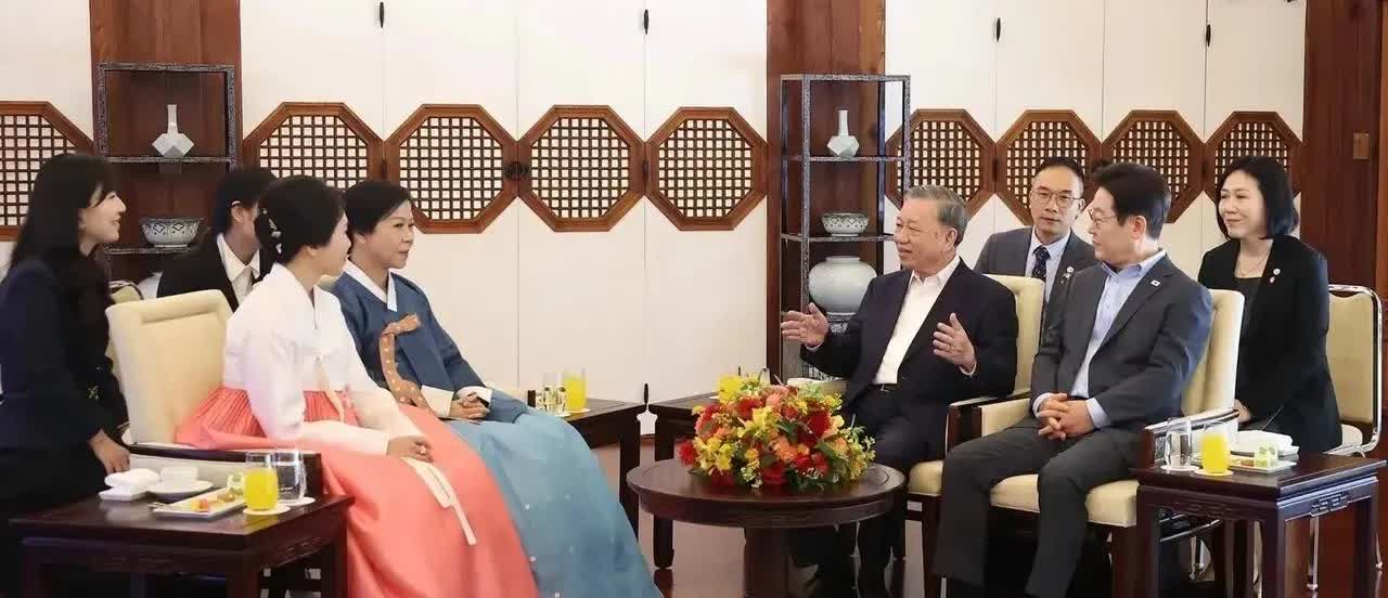 越南这国际地位真是蹭蹭蹿这几天，越南一把手苏林携夫人吴芳璃到访
