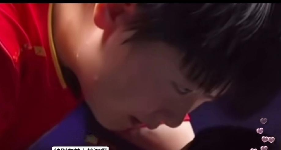 汗珠砸地上，能砸出坑。孙颖莎打完一场，毛巾能拧出半瓶水。不是演的，是真把命拼