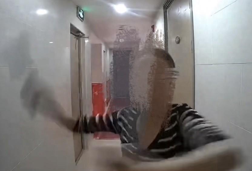精神病人又出来找事了！这不辽宁大连的刘女士爆料，她们为了方便孩子上学，所以就买了