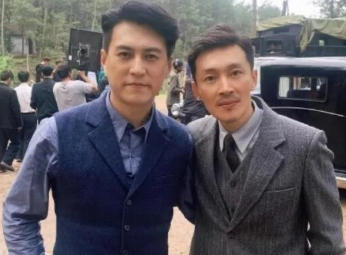 其实靳东只是长了帅些，颜值比旁边男的高，不过他的演技平平。右边这一位很多人看过他