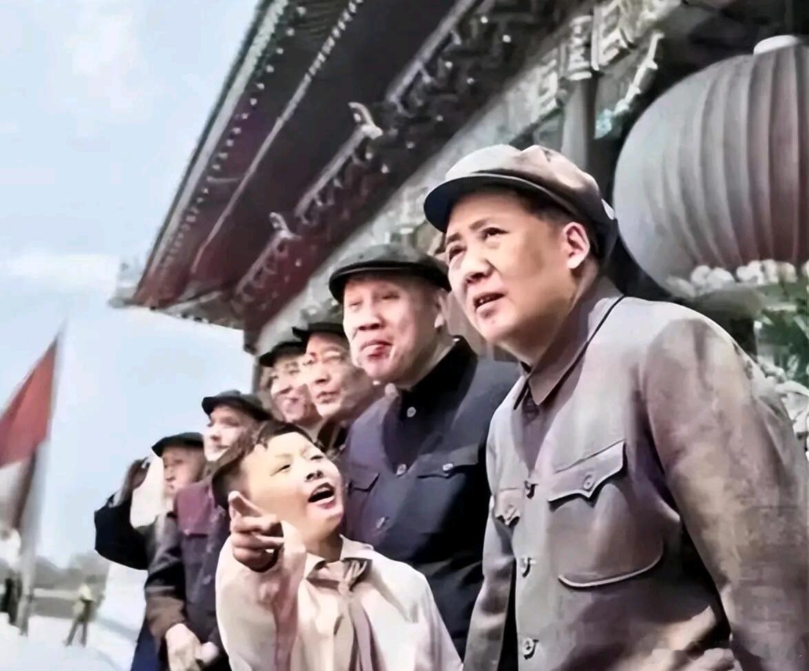 建国初期毛主席在天安门城楼与一名小男孩的合影成为了那个时代的一个美好记忆。当时的