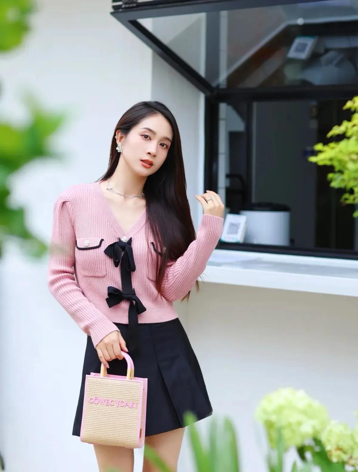 这套穿搭是甜酷优雅的粉黑撞色轻熟风，把少女感和精致细节融合。粉色针织短外套自带甜
