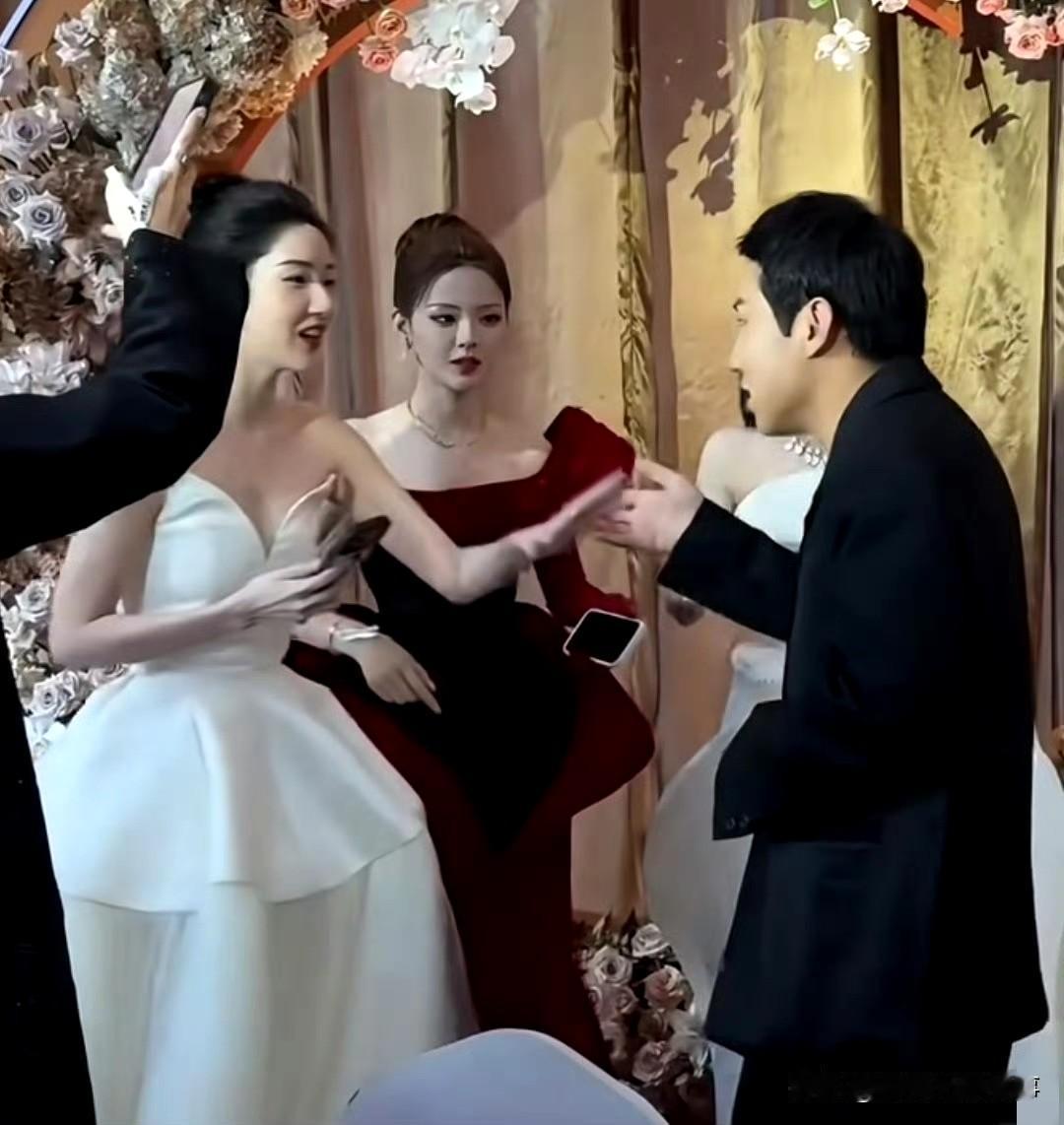 徐志胜：内娱最忙“手持双摄”摄影师谁能想到，王玉雯、杨超越、祝绪丹跳企鹅舞