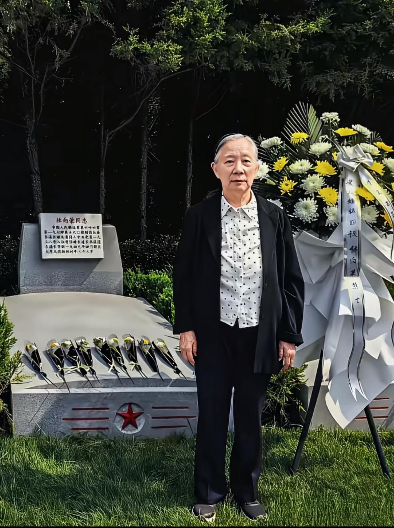 2026年6月，林豆豆来到华北军区烈士陵园，专程祭拜四叔林向荣烈士，老人拄着拐杖