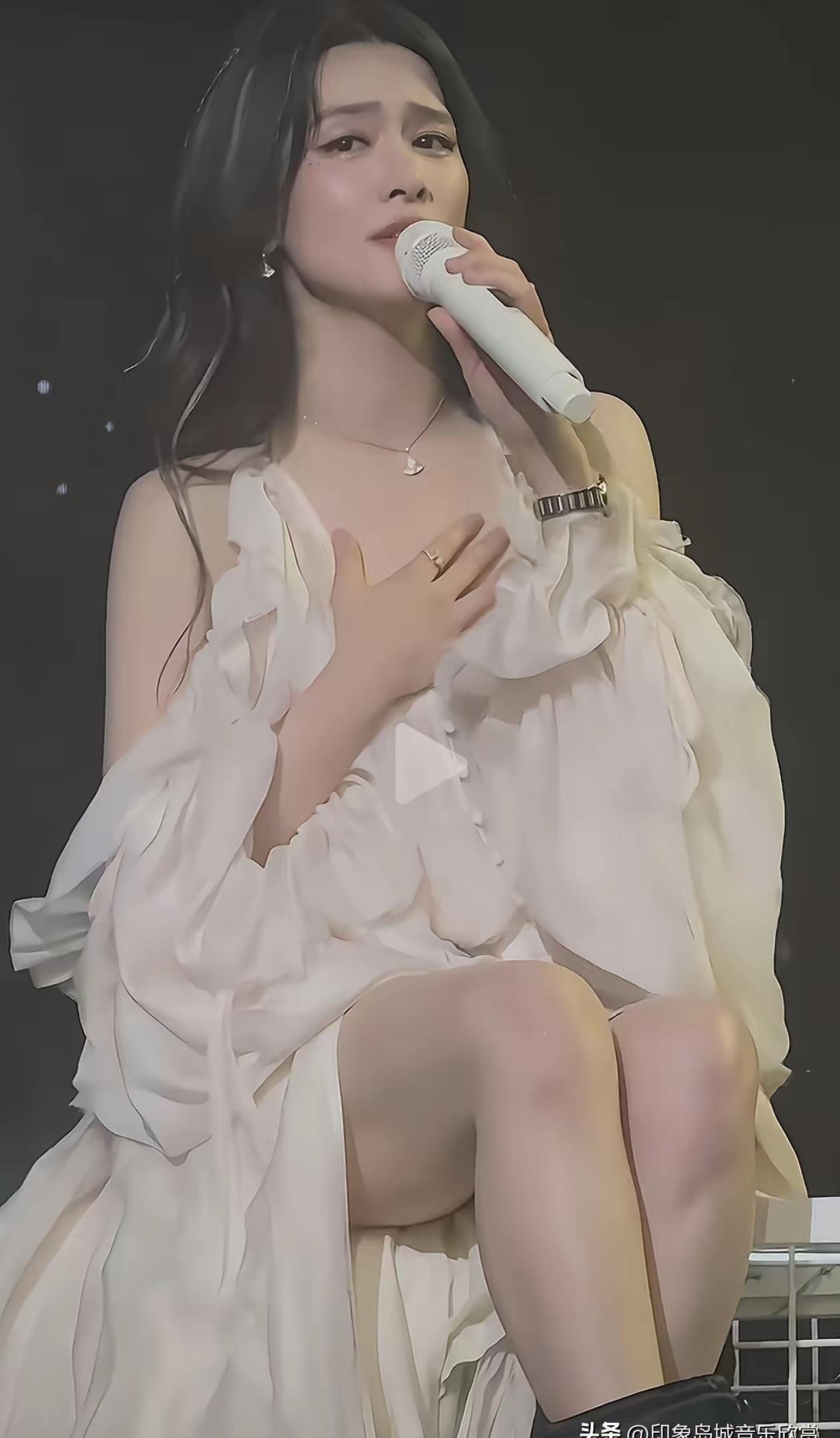 她不是不美，是美得让人记不住。就像一杯白水，解渴，但没人会为它写诗。直到她在