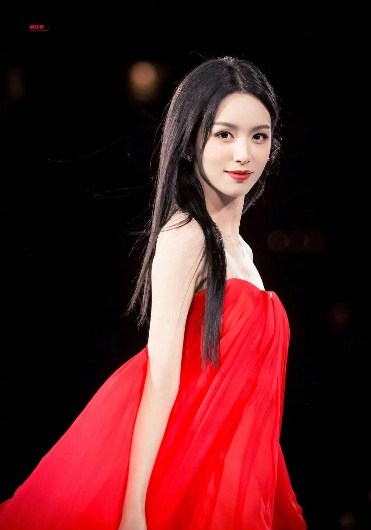李湘发个九宫格，没想到手机开了直播录音。女儿一句“不太喜欢周也”，被扒出来传成