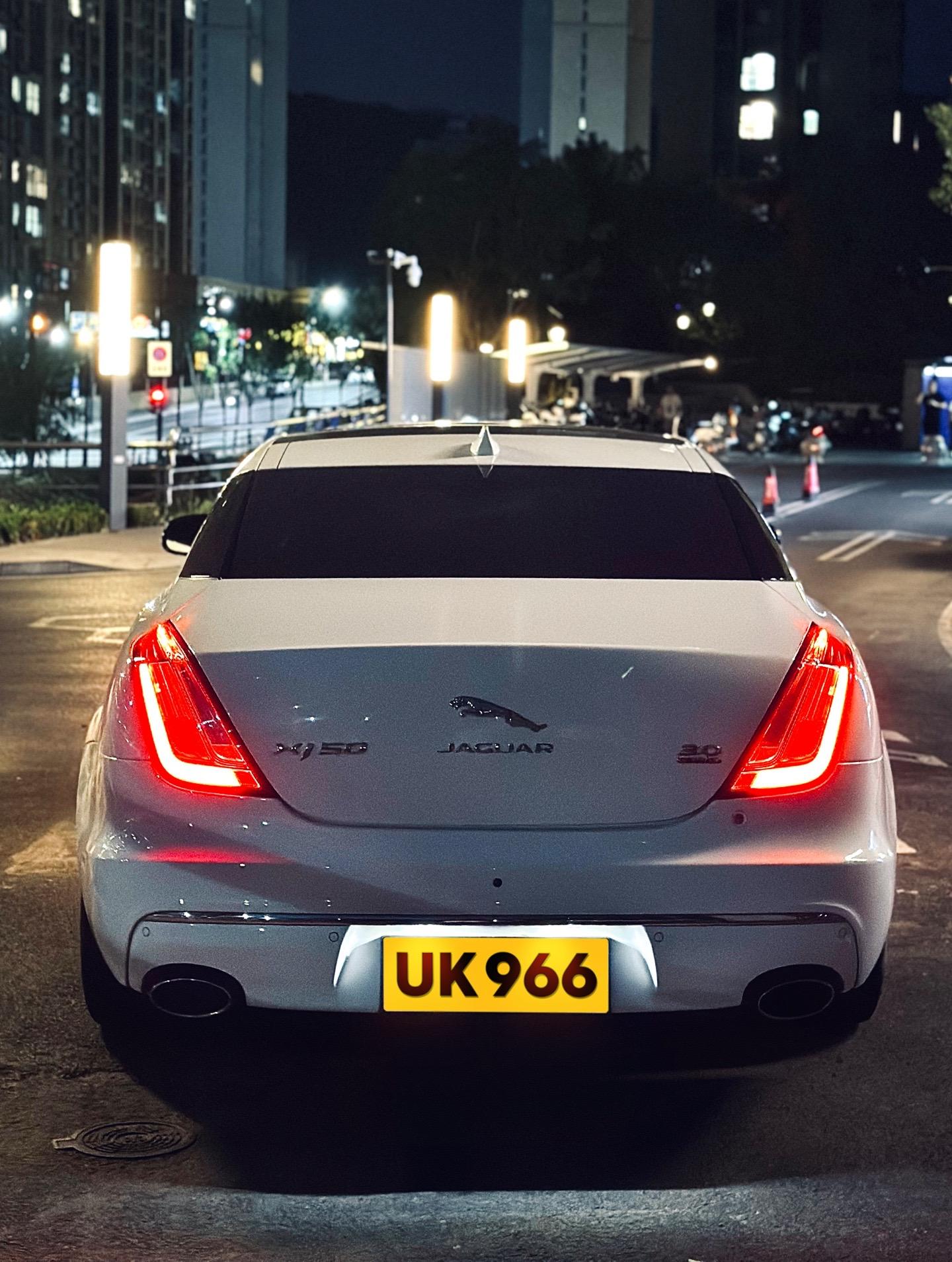 白色与罗赛洛红，Jaguar XJ50.