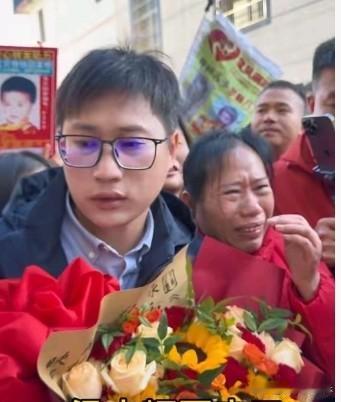 梁志辉有个伟大母亲。认亲现场所梁志辉的母亲喜极而泣，30年的寻子之路充满了酸苦