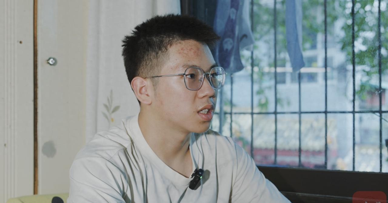 “活该人家是名校！”四川成都，一截瘫男孩考上了中南大学，因为生活无法自理，男孩希