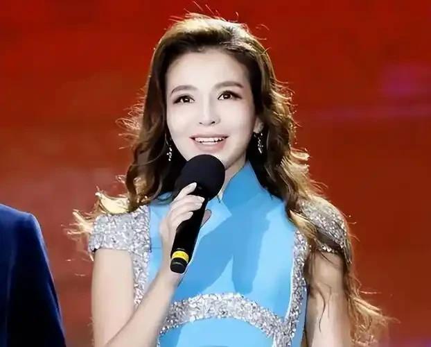 她是央视舞台上熠熠生辉的女主持，用专业与魅力征服观众。然而命运弄人，两次抗癌之路