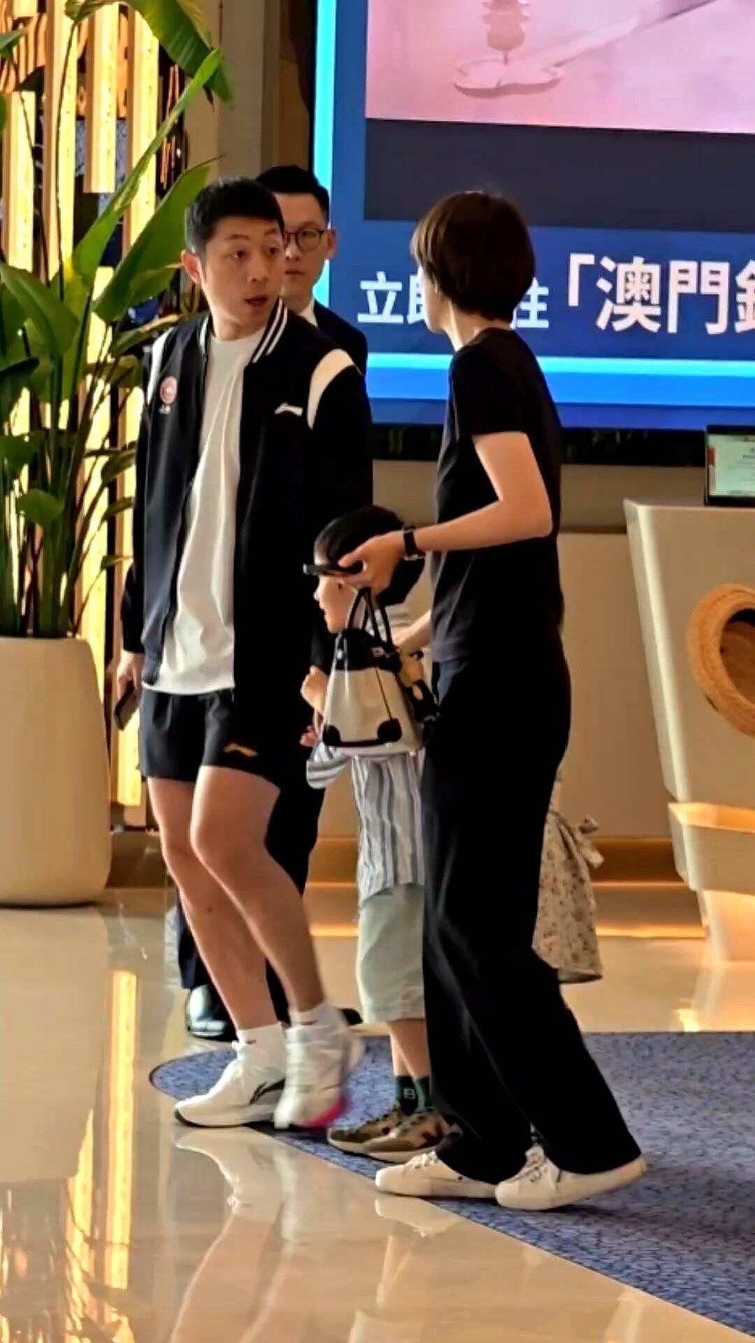 明星家庭也能过得像电影里一样有范吗？许昕一家在酒店的偶遇，乖巧的娃娃瞬间拉近