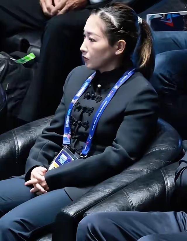 乒协主席王励勤亲自陪坐，谁的面子这么大？不是马龙，不是孙颖莎，竟然是她。你看伦