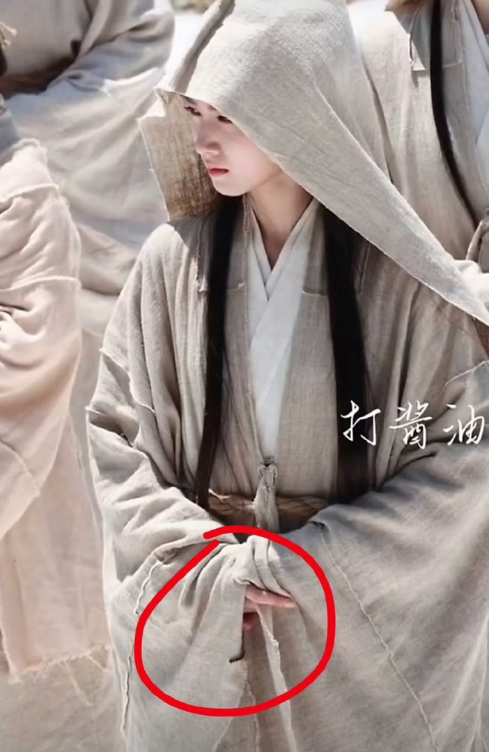 上一个还是李一桐剧组环境这么差吗，隔着屏幕都觉得渗人