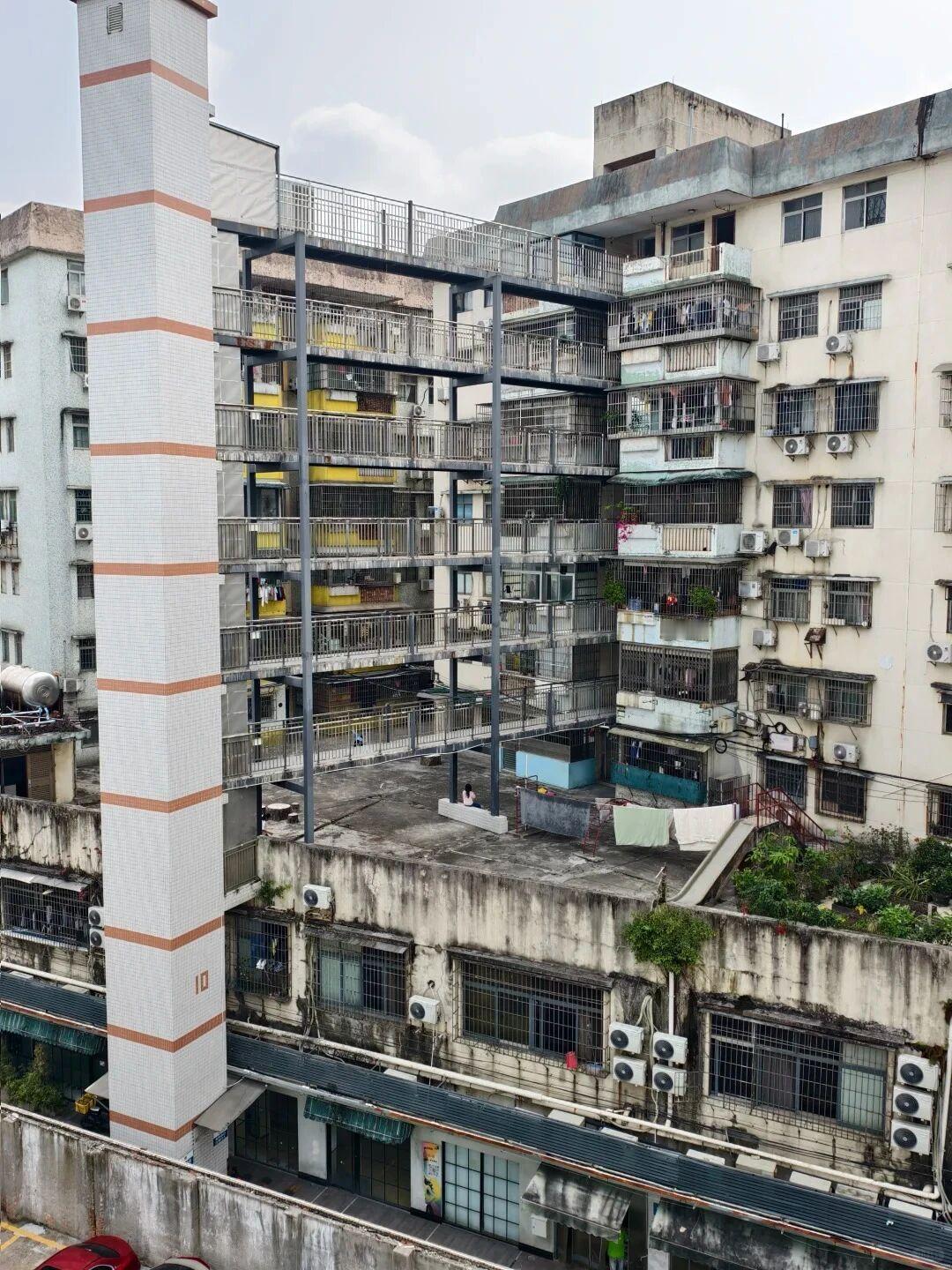 挑战加装电梯最长连廊记录都说重庆魔幻都说重庆山间的高楼分不清上下左右那是