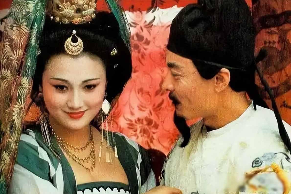唐玄宗李隆基和杨玉环差了整整34岁。更刺激的是,他俩第一次以"夫妻"身份同框前