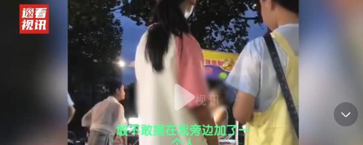 “这就是人性！”广西，女子在夜市摆摊，生意火爆忙不过来，便花钱请了个人打下手，对