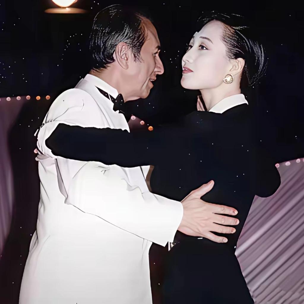 当年，利智与赌王一舞倾城，至今仍是港圈最惊艳的名场面。65岁的何鸿燊风度不减