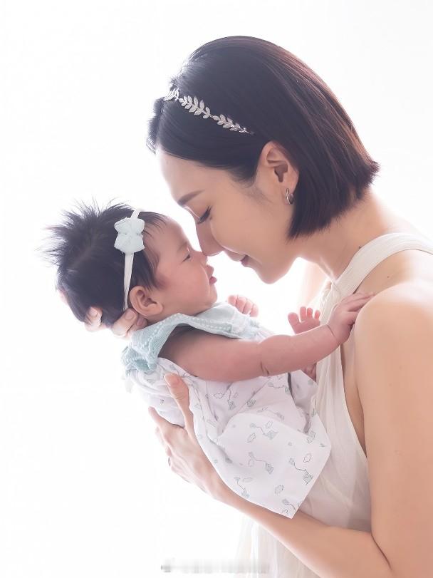 王君馨（Grace）今日（14日）首晒全家福，老公同囡囡齐登场。Grace留言：