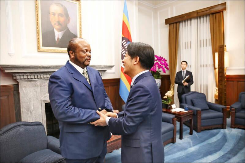 赖清德又开始搞小动作了，而且这次急得像热锅上的蚂蚁，直接把专机开到了非洲！4