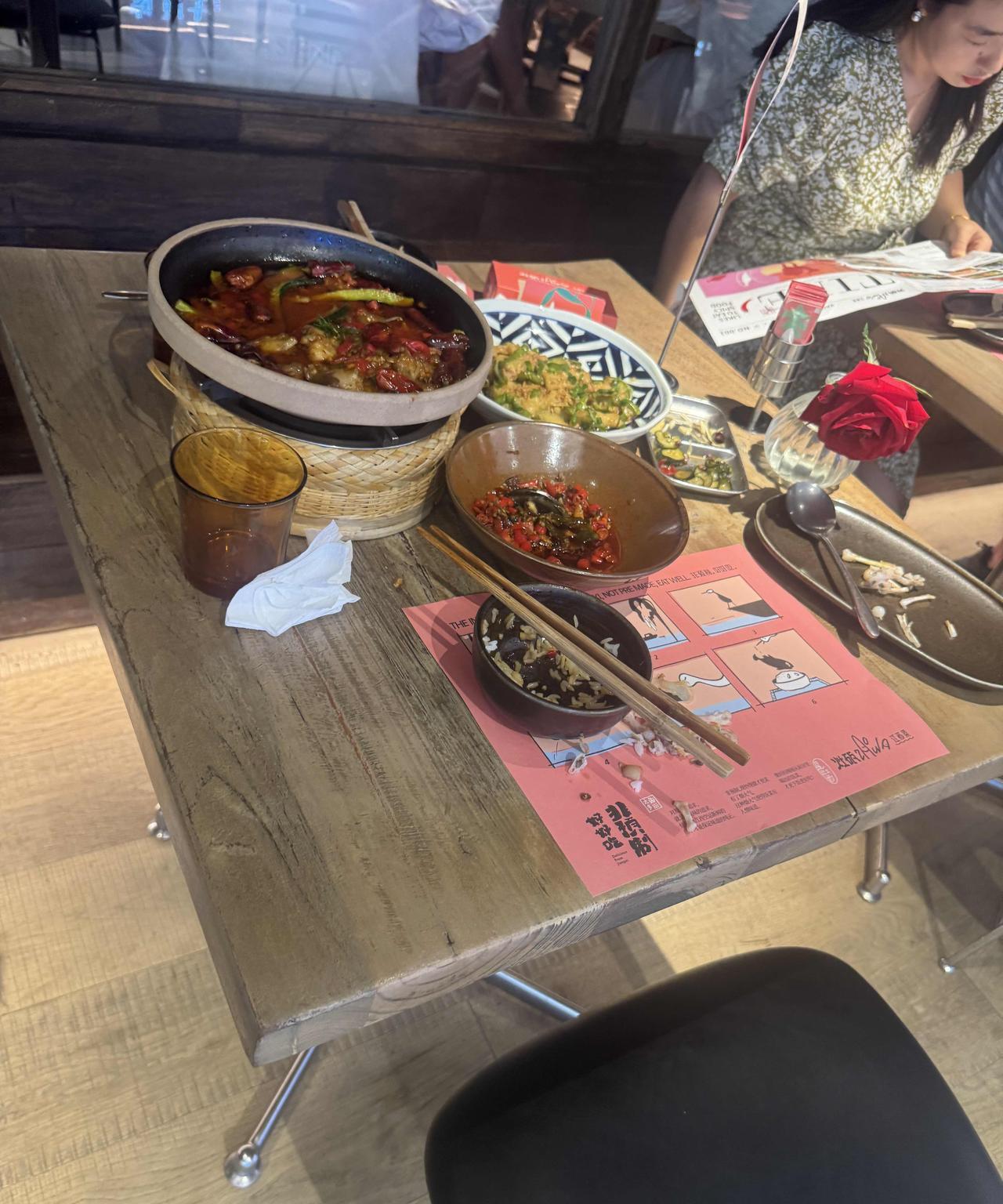 在饭店吃饭时候，看到别的桌有点剩菜，可不可以去夹菜