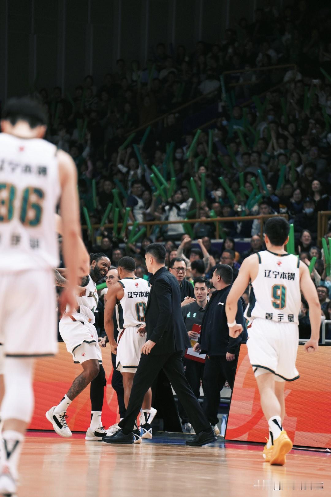 不是开玩笑，辽篮三连败将会引发的蝴蝶效应有：1、杨鸣下课！球队成绩不好，主教练