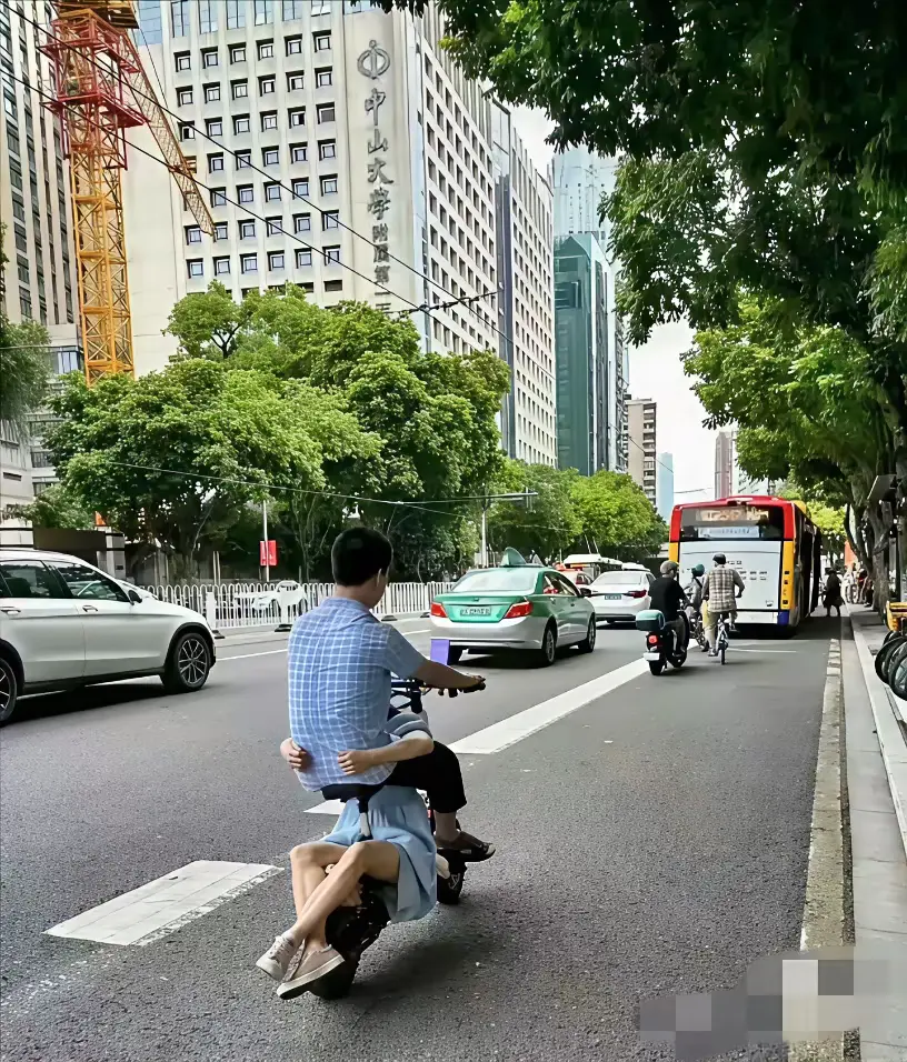 还能这么玩，大街上不合适吧？