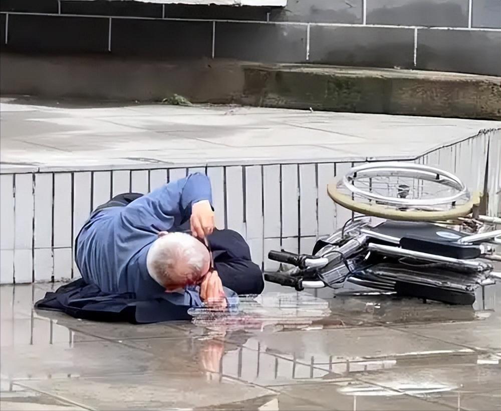 谁死谁有理？湖南株洲，八旬老人夜里想上厕所，没喊值班人员，自己起身摔倒，后脑勺撞