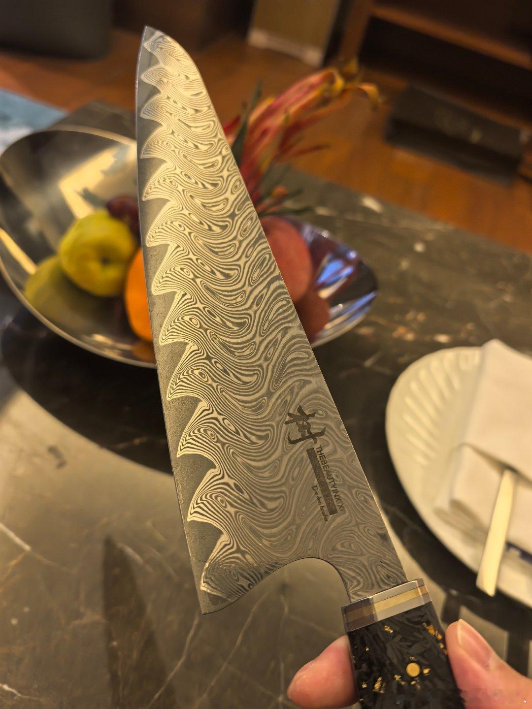 晚上抽发奖把好久没有抽了然后明天中午上新厨刀套装这套还是蛮帅的，记得入手