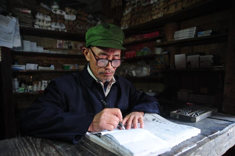 最近网络上一段视频人称活菩萨很热！新疆乌鲁木齐方霞作为一名赤脚医生，从医已达四十