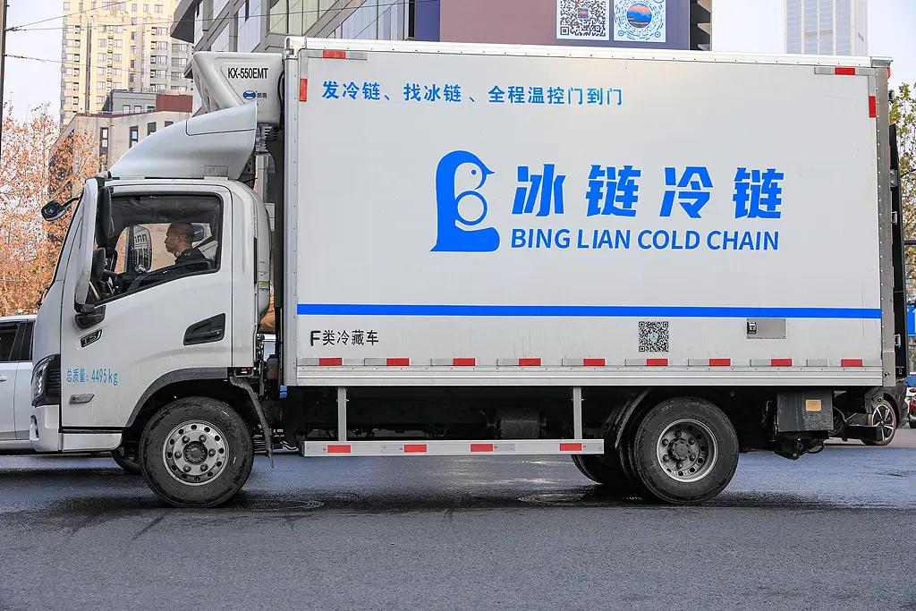 半年内，21辆发往南方的冷链货车不约而同千里绕行至河南泌阳，一下高速便被当地市监