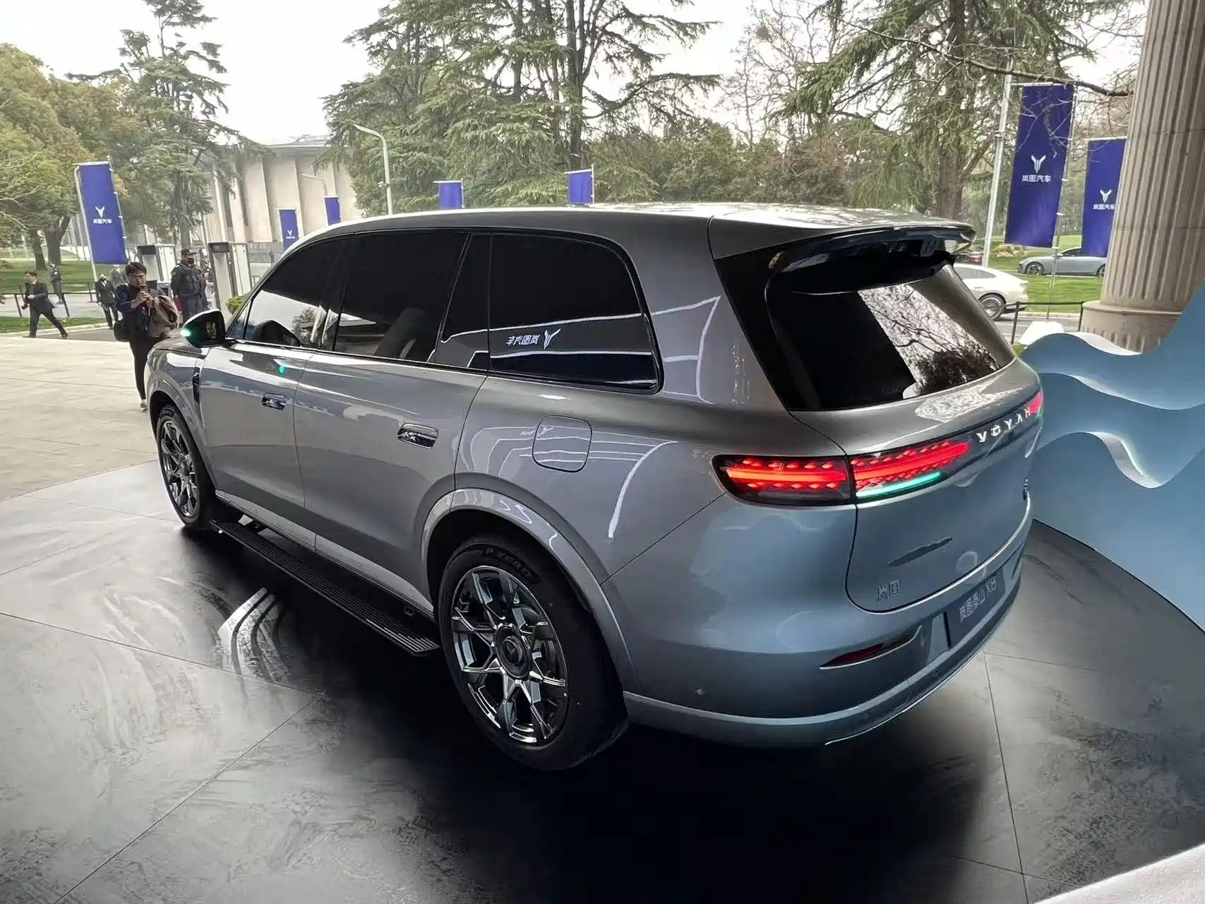 岚图泰山X8实车亮相，大五座SUV，主打大空间和智能化，车长5200mm，轴距3