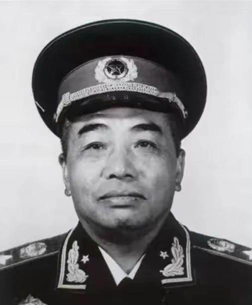 1956年，彭德怀到青海格尔木视察当地的兵站。这一天半夜，彭总亲自去检查哨位。他