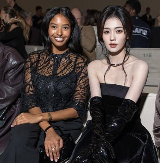 黑珍珠vs白玫瑰！科比大女儿与白鹿同框看秀，东西方审美的正面对碰！大家喜欢谁
