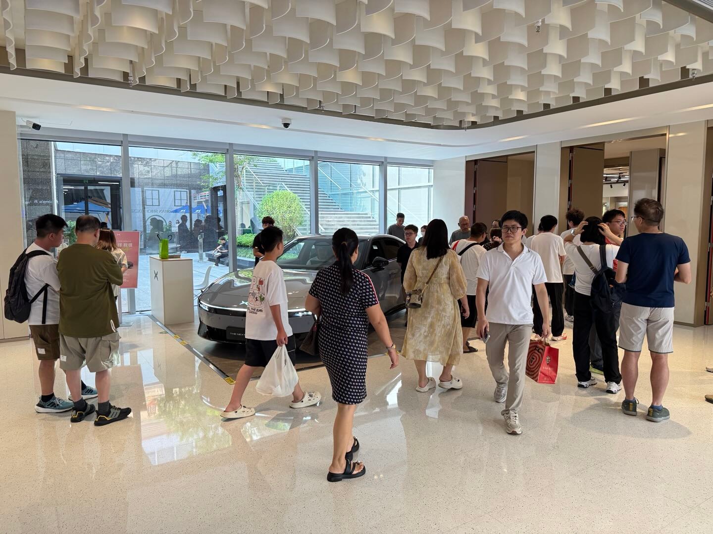 小鹏P7这个人气真高啊，店里面看的人特别多，这种原创的设计，再加上六个颜色，很吸