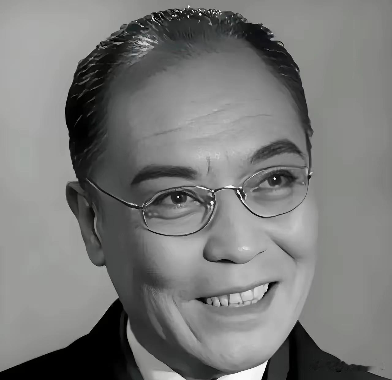 1950年，张仲年在买烟时，发现烟馆老板坐姿端正，看报纸时，双手还举到胸口，就感