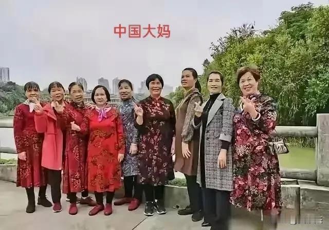 中国大妈和韩国大妈们区别在哪里？（我觉得中国大妈们穿得喜庆，说明活得开心！）