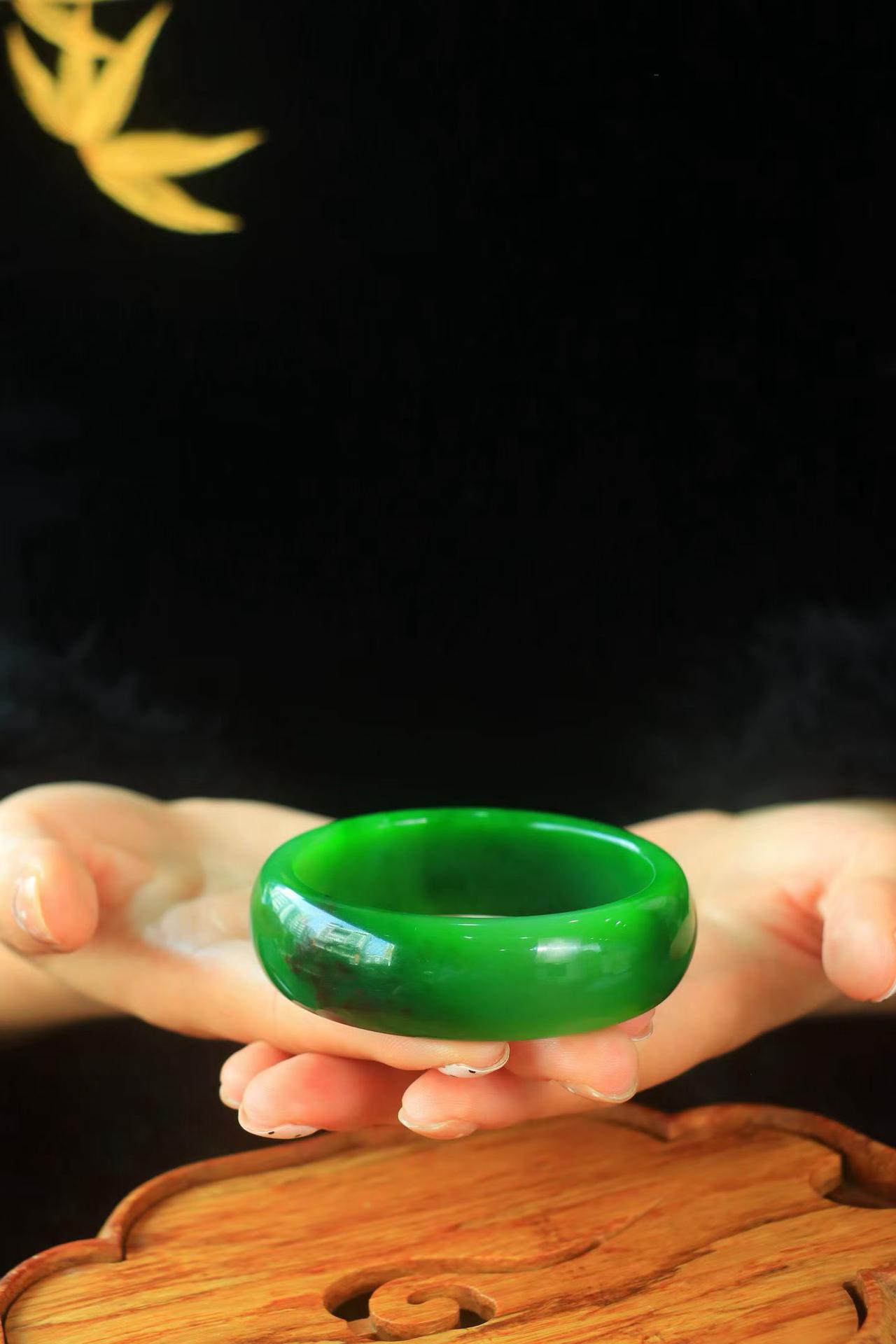 〈碧色荡漾·手镯〉🌷🌷和田玉碧玉手镯，玉质极其细腻温润，手感舒适，☁️线