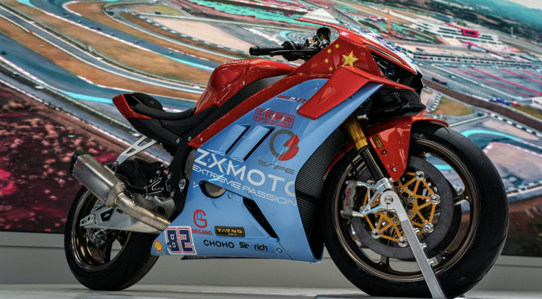 张雪机车这波在国际赛道上的爆发，本质上验证了竞技体育最残酷也最迷人的逻辑——用圈