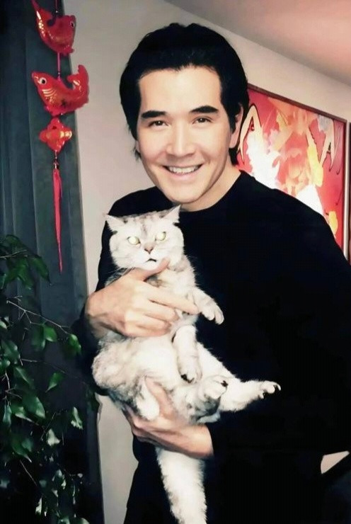 费翔英国避暑度假，和宠物猫相依为命