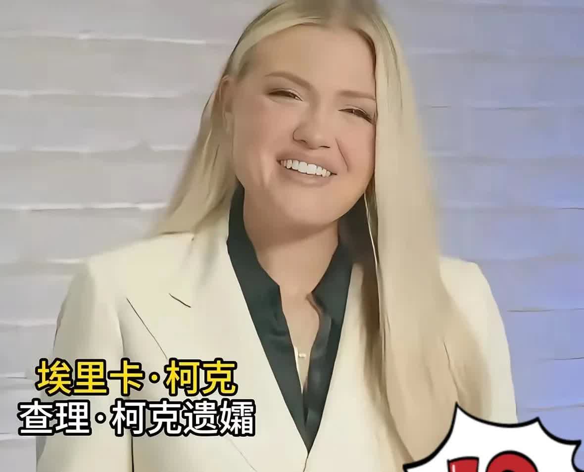 柯克被枪杀了，妻子埃丽卡在追悼会上发表了讲话。埃丽卡当时穿了一身白西装，显得