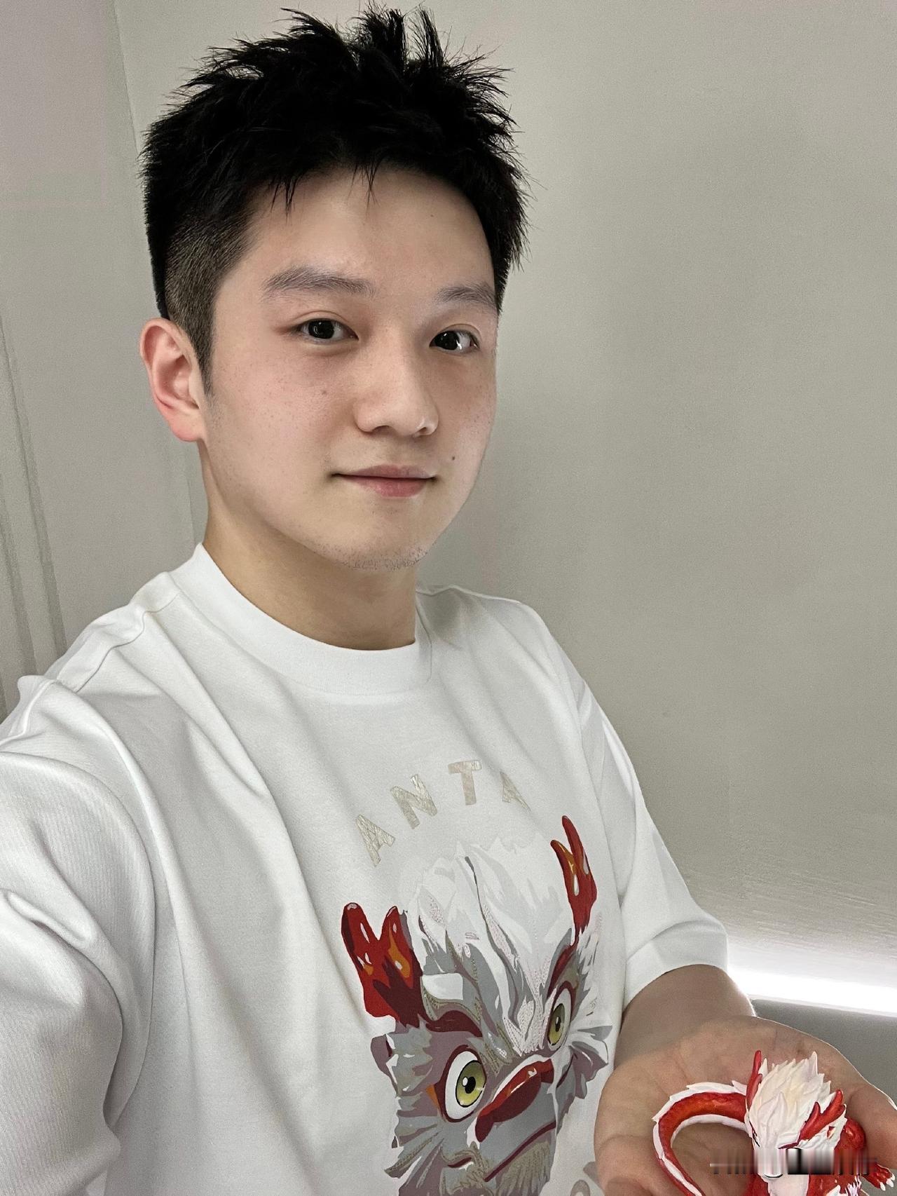 每个人喜欢樊振东的点都不同，每个阶段可能被他吸引的特质也不同。我从来不否认他长的