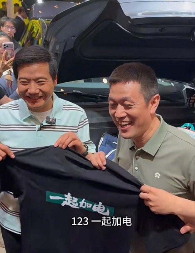 雷军在北京车展上开启串门模式！4月24日，在北京车展上，雷军开启串门模式，给