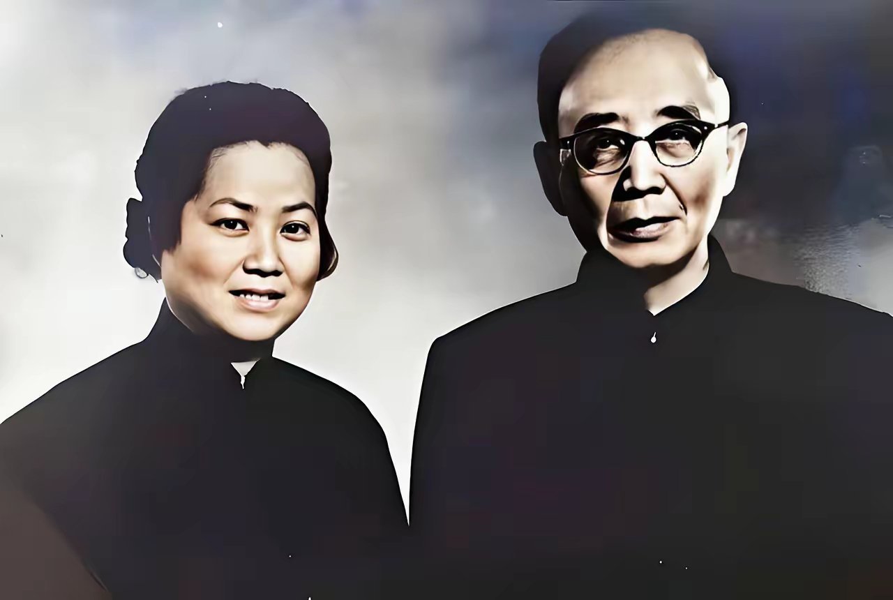 郭沫若先生和夫人于立群并肩而立，一位是文坛巨匠，一位是革命伴侣，岁月沉淀下的从容